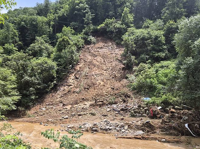 20일 경기 가평군 조종면 마일리에서 집중호우로 인한 산사태가 발생했다. 뉴스1