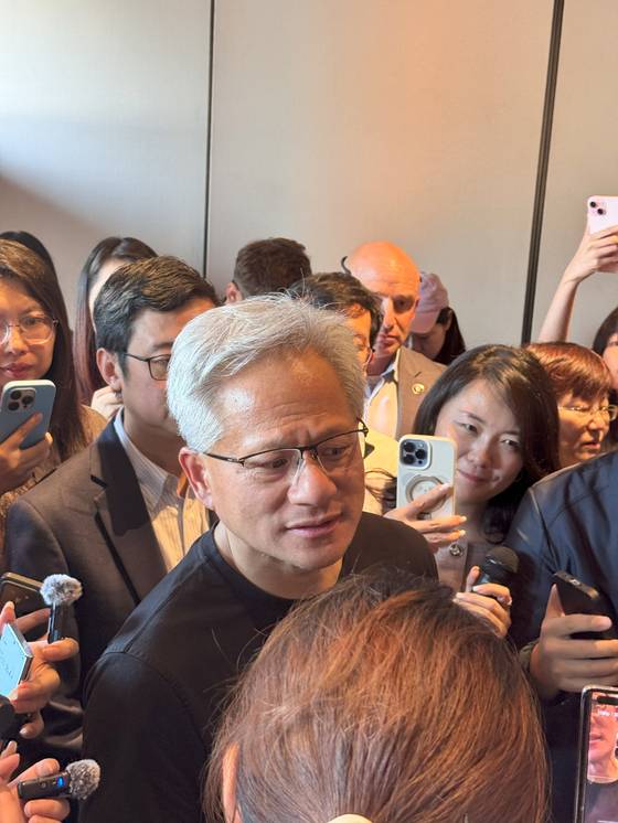 지난 16일 베이징의 전통가옥 사합원 스타일의 만다린 오리엔탈 호텔에서 젠슨 황 엔비디아 최고경영자가 기자회견을 갖고 자신의 인공지능 및 중국 시장 전망을 밝히고 있다. 신경진 특파원