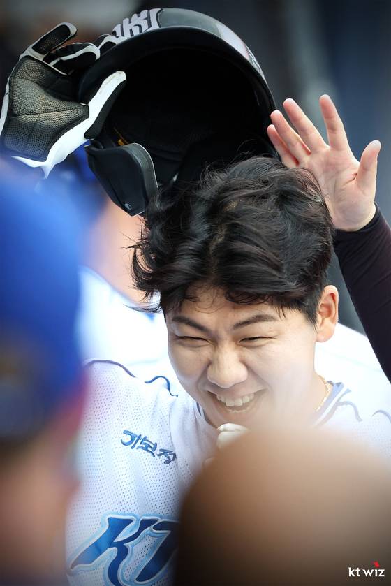 KT 이정훈이 19일 수원 한화전에서 5회 센스 있는 득점을 올린 뒤 동료들로부터 축하를 받고 있다. 사진 KT 위즈