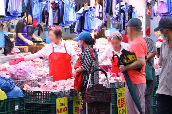 서울의 한 전통시장에서 닭을 구매하는 시민들. 연합뉴스