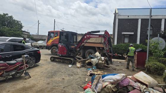 20일 오전 충남 예산군 삽교읍 하포리에서 침수됐던 가재도구를 트럭에 옮겨 싣고 있다. 신진호 기자