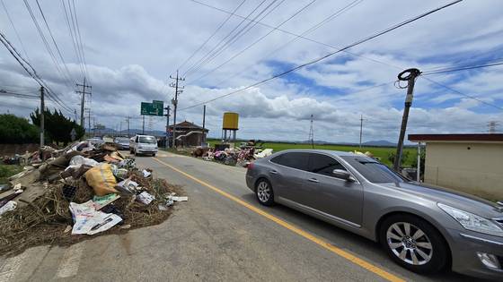 20일 오후 충남 예산군 덕산면 구만리의 도로에 침수됐던 가전제품이 산더미처럼 쌓여 있다. 신진호 기자
