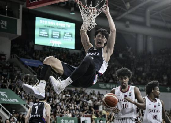 투핸드 덩크를 성공하고 포효하는 여준석. 사진 대한민국농구협회