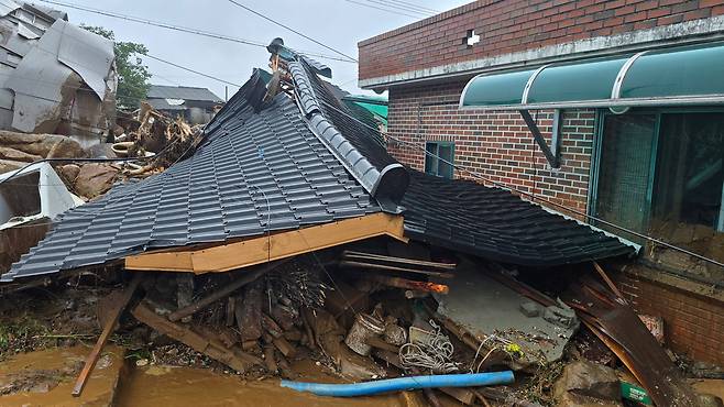 지난 19일 경남 산청군 한 마을에 산사태가 발생해 주택이 파손돼 있다. 연합뉴스