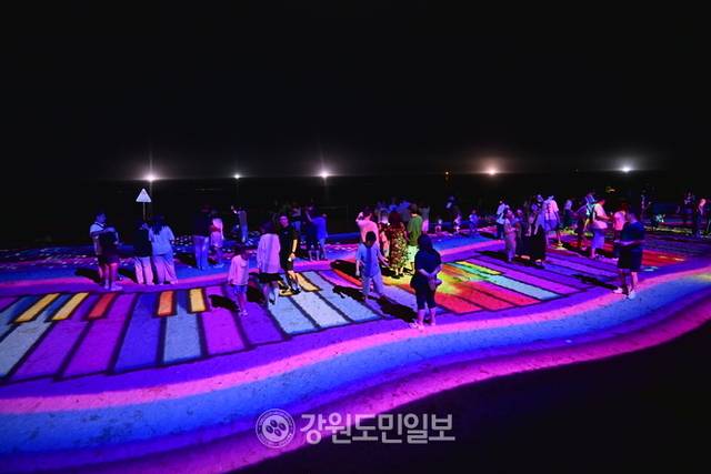 ▲ 피아노를 그린 미디어아트가 시작되자, 피서객들이 주인공이 돼 맘껏 즐기고 있다.