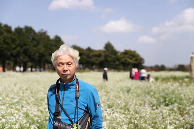 ▲취재 현장에서 포즈를 취한 모습