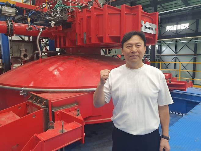 문승호 대표가 국내 최대 VIM(진공 유도 용해로)에서 파이팅을 외치고 있다. 서산=윤현주 기자