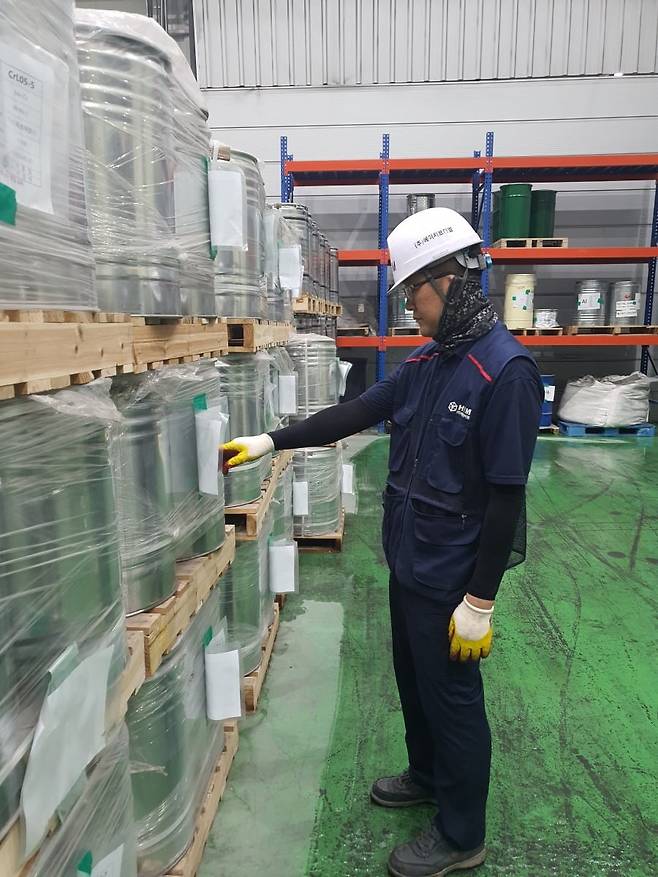 김영석 사원이 원소재 재고 파악을 하고 있다. 서산=윤현주 기자