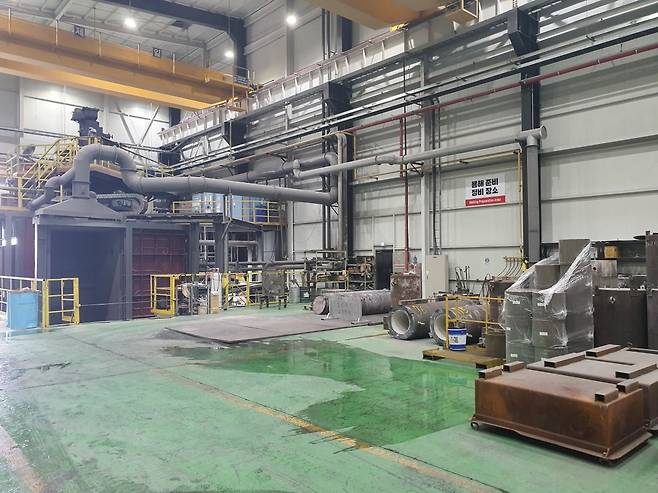 진공 유도 용해로에서 첨단 금속이 만들어지고 있다. 서산=윤현주 기자