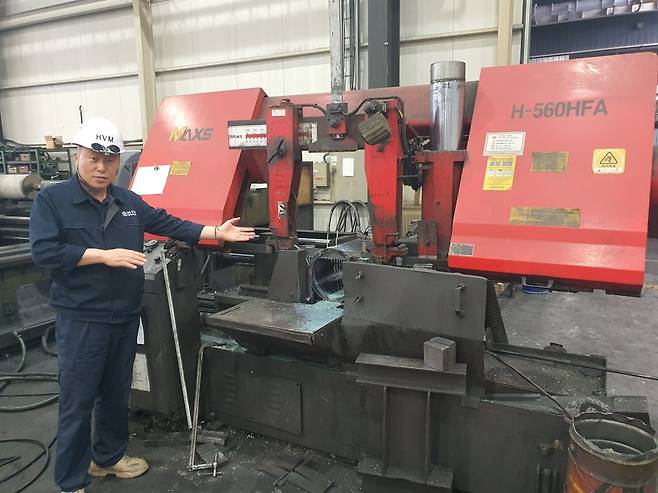 김진국 상무가 특수금속 소재 생산 과정을 설명하고 있다. 서산=윤현주 기자