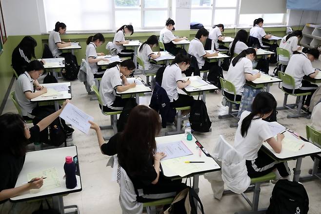 2025학년도 7월 고3 전국연합학력평가가 치러진 지난 10일 오전 대구 수성구 대구여자고등학교에서 고3 학생들이 1교시 국어 영역 시험을 앞두고 문제지를 넘기고 있다. 뉴스1