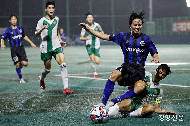 강원 미래고 노태윤이 19일 충북 제천축구센터에서 열린 제58회 대통령 금배 전국고교축구대회 18강 데스매치 서울 용문고와의 경기에서 볼경합을 하고 있다.  제천 l 문재원 기자