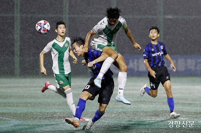 강원 미래고 신승호가 19일 충북 제천축구센터에서 열린 제58회 대통령 금배 전국고교축구대회 18강 데스매치 서울 용문고와의 경기에서 볼경합을 하고 있다.제천 l 문재원 기자