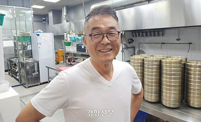 18년 전 신용불량자였던 최주원씨가 지난 7월 16일 광주광역시 서구에 있는 육개장 가게 주방에서 포즈를 취하고 있다. 이재덕 기자
