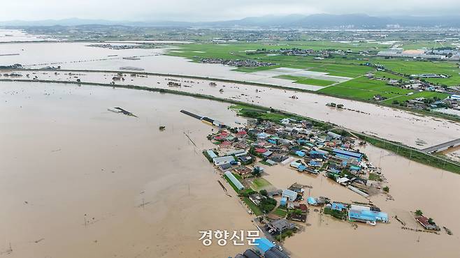 지난 17일 충남 예산군 삽교읍 용동3리 일대 마을이 이틀동안 쏟아진 많은 비에 침수돼 있다.  성동훈 기자