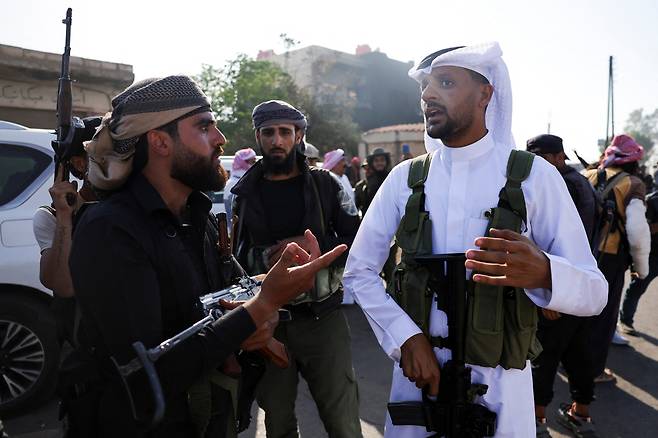 19일 시리아 스웨이다의 내부 보안군 검문소에서 무기를 든 베두인족들이 이야기를 나누고 있다. 로이터연합뉴스