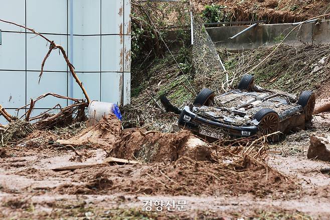경남 산청군 휴게소에 20일 전날 내린 폭우로 인해 차량이 뒤집혀 있다. 2025.07.20 한수빈 기자