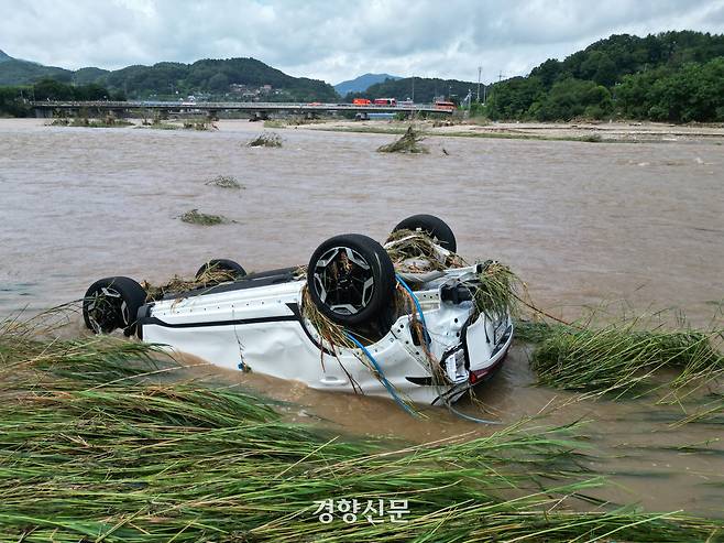 20일 집중호우가 내린 경기 가평군 조종면 조종천에 강물에 떠내려온 차량이 뒤집혀 있다. . 2025.7.20. 정지윤 선임기자
