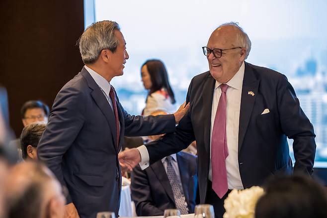 정몽준 아산정책연구원 명예이사장이 2023년 그랜드하얏트 서울에서 열린 행사에서 에드윈 퓰너 소장과 이야기하고 있다. 아산정책연구원 제공