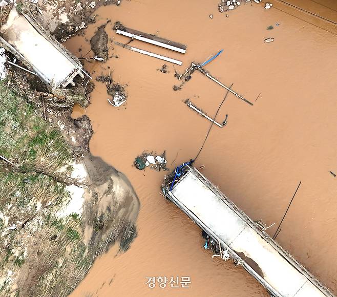 경남 산청군 신안면 옛 문대교가 20일 전날 내린 폭우로 붕괴돼 있다. 2025.07.20 한수빈 기자