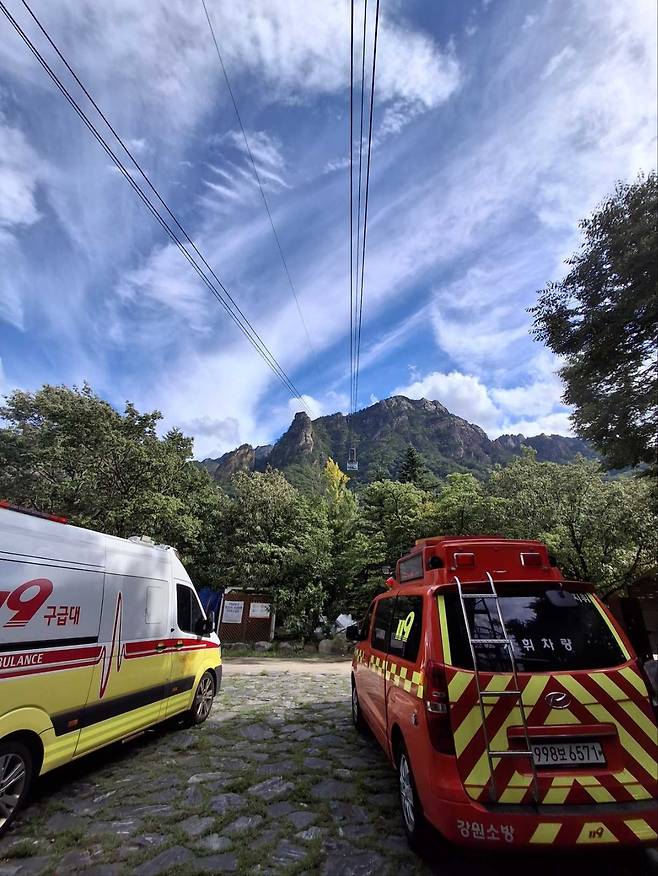 강원 속초시 설악산 권금성 케이블카가 20일 오후 3시 56분쯤 운행 중 갑자기 멈췄다. 사진은 멈춤사고가 발생한 케이블카 모습. 강원도소방본부 제공.