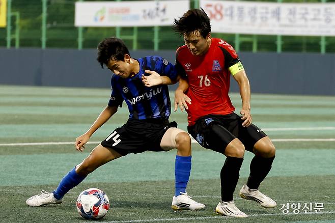 강원 미래고가 20일 충북 제천축구센터에서 열린 2025 대통령금배 고등 U-17, 16강 경기 구리고와의 경기에서 돌파하고 있다. 제천ㅣ문재원 기자