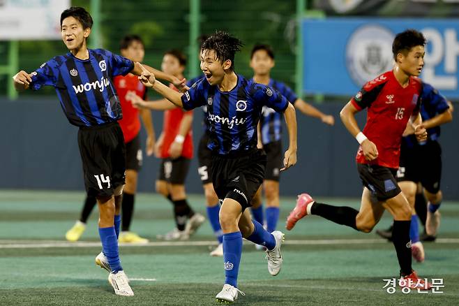 강원 미래고가 20일 충북 제천축구센터에서 열린 2025 대통령금배 고등 U-17, 16강 경기 구리고와의 경기에서 패널티킥 득점 후 환호하고 있다. 제천ㅣ문재원 기자
