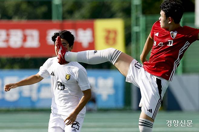 서울 영등포공고가 20일 충북 제천축구센터에서 열린 2025 대통령금배 고등 U-17, 16강 서울 보인고와의 경기에서 볼경합을 하고 있다.  제천ㅣ문재원 기자