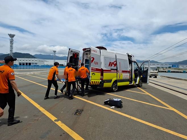 소방당국이 20일 경남 창원시 진해구 부산신항 인근 해상에서 컨테이너선 하부 청소작업을 하던 중 사고를 당한 잠수부 3명을 이송하고 있다. 창원소방본부 제공