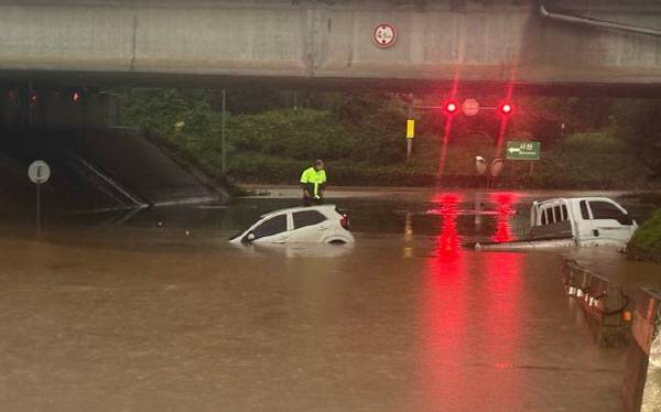 집중 호우로 침수된 차량.