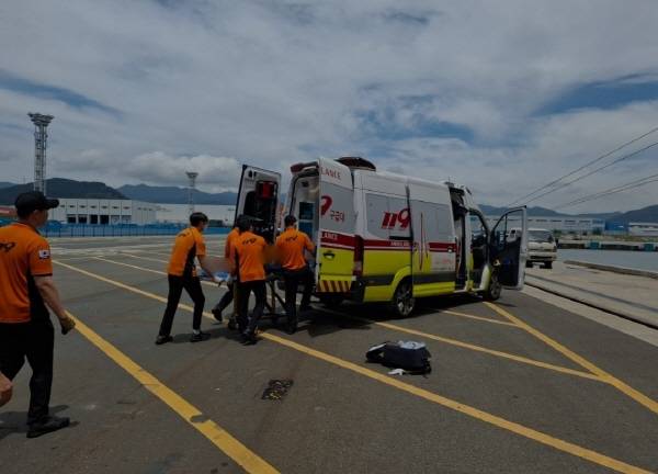 20일 오전 11시31분 창원시 진해구 부산신항 인근 해상에서 작업 중이던 다이버 2명이 숨지고 1명이 중상을 입는 사고가 발생했다. 사진은 이들이 병원으로 이송되는 모습. 창원소방본부 제공