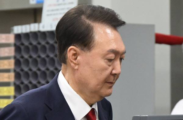 윤석열 전 대통령이 지난 9일 서울중앙지방법원에서 구속 전 피의자 심문(영장실질심사)을 마치고 법원을 나서고 있다. 사진공동취재단