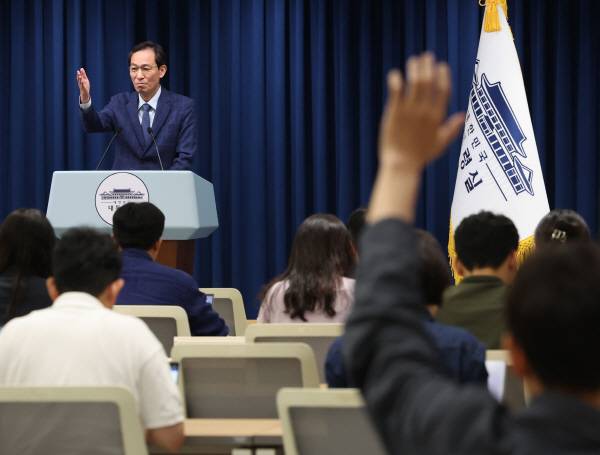 우상호 정무수석이 20일 용산 대통령실 기자회견장에서 장관 인선 관련 브리핑 후 질문을 받고 있다. 우 수석은 이재명 대통령이 이진숙 교육부 장관 지명을 철회했다고 밝혔다. 2025.7.20 연합뉴스