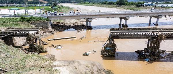 다리도 끊겼다…끔찍했던 극한호우- 20일 경남 산청군 신안면 옛 문대교가 전날 내린 집중호우로 끊어져 있다. 전민철 기자 jmc@kookje.co.kr