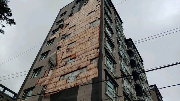 지난 17일부터 사흘간 내린 폭우로 20일 부산 강서구의 한 빌라 건물 외벽 대부분이 파손돼 있다.   부산소방재난본부 제공