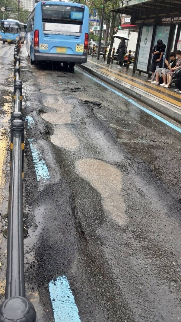 집중호우로 부산 동래구의 한 도로에 포트홀이 발생한 모습.