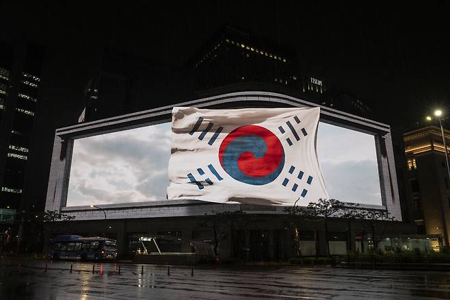 The Denny Taegeukgi is displayed on a large screen at Shinsegae Square in Myeong-dong, central Seoul, Friday. (National Museum of Korea)