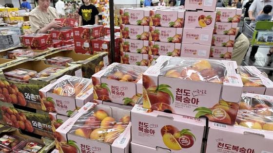 Various peach varieties are sold at Emart Traders. [WOO JI-WON]