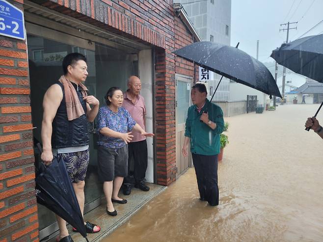 합천군수 주민 의견 청취 장면