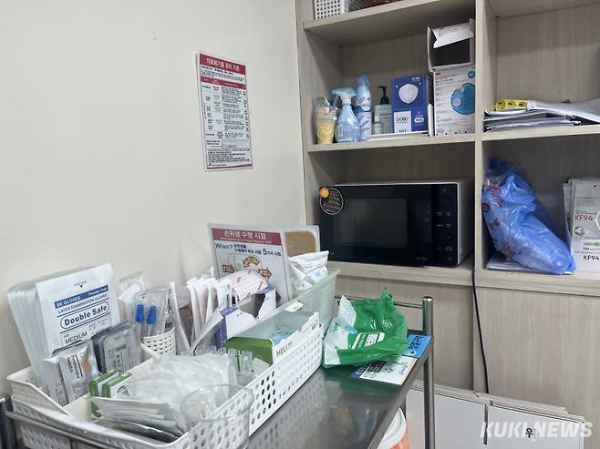서울의 한 의료기관 외래 진료실에 의료용 소모품 등 치료재료와 검사물품이 비치돼 있다. 박선혜 기자&nbsp;&nbsp;