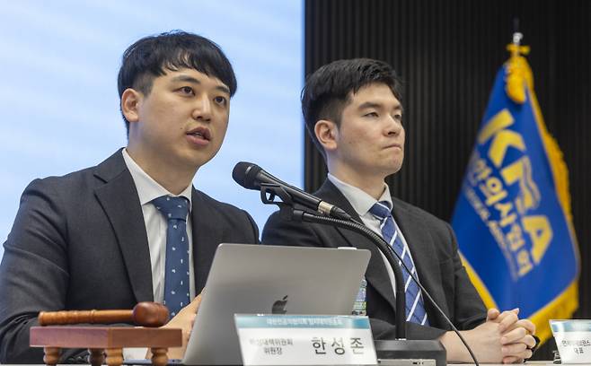 한성존 대한전공의협의회 비상대책위원장(왼쪽)이 19일 서울 용산구 대한의사협회 회관에서 열린 임시대의원총회에서 발언하고 있다. 연합뉴스&nbsp;