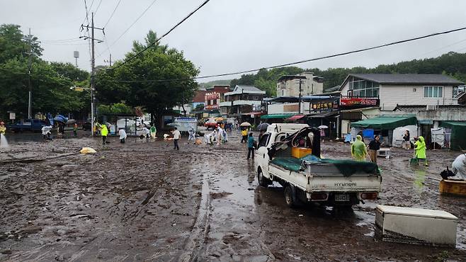 17일 오후 집중 호우로 침수 피해를 입은 대구 북구 노곡동. 한때 주택 절반 높이까지 물이 차면서 주민들이 고립됐다가 소방 당국에 의해 구조됐다. 대구소방안전본부