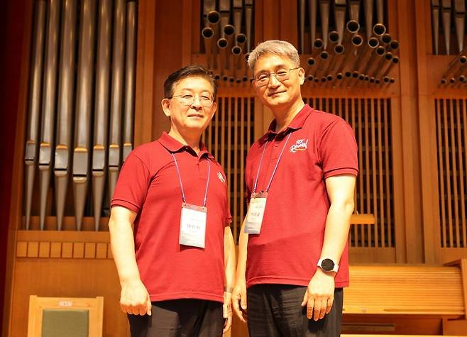 성원용(왼쪽) 목사와 박원길 목사가 최근 서울 광진구 장로회신학대에서 열린 총회에서 각각 대표회장과 공동회장으로 당선됐다. PCK세계선교사회 제공