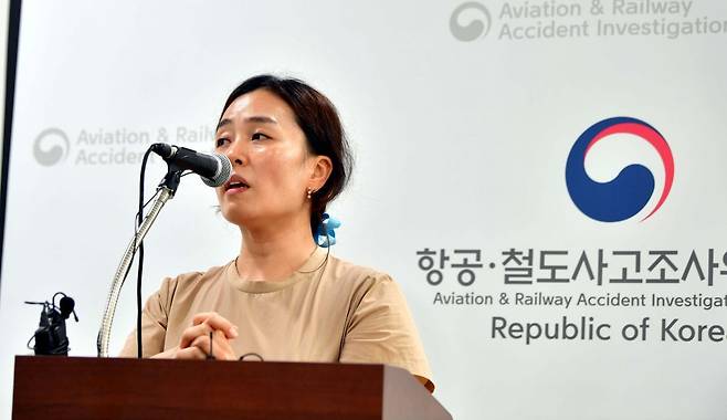 19일 오후 전남 무안국제공항에서 김유진 1229 무안공항 제주항공 여객기 참사 유가족협의회 대표가 항공·철도사고조사위원회의 12·29 제주항공 여객기 참사의 엔진 사고조사 결과 브리핑에 대해 반대하는 이유를 설명하고 있다. 뉴시스