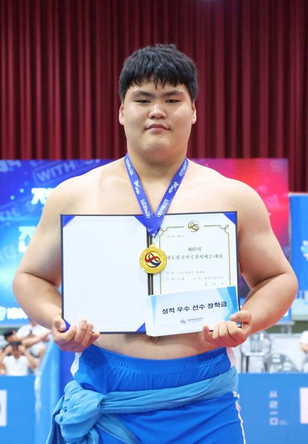 제62회 대통령기전국장사씨름대회 고등부 장사급에서 시즌 2관왕에 오른 정선우(용인고)가 상장을 들고 기념 촬영을 하고 있다. 대한씨름협회 제공