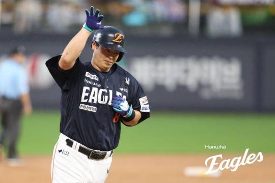 홈런 친 뒤 그라운드를 도는 노시환. 사진[연합뉴스]