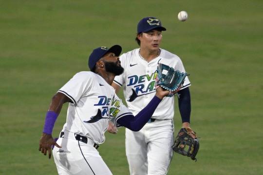 동료의 수비 때 주자 움직임을 지켜보는 김하성(오른쪽). 사진[AP=연합뉴스]