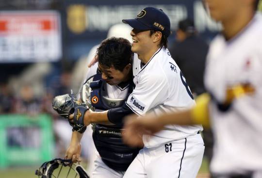 6회를 마치고 양의지를 껴안은 두산 최원준. 사진=연합뉴스