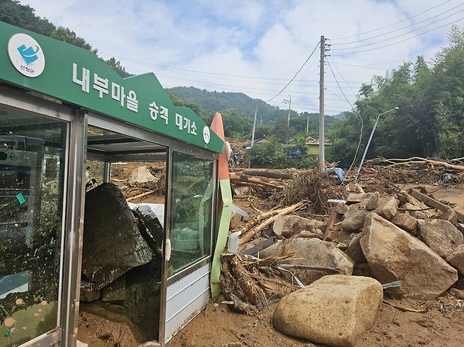 지난 19일 극한호우로 인해 산사태 피해 입은 경남 산청군 산청읍 부리 내부마을 버스정류장./산청=최승균 기자/