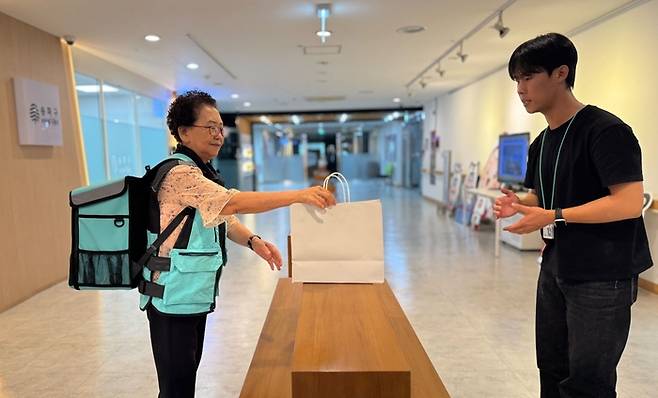 서울 송파구의 한 시니어가 배달의민족 도보 배달원 입문 교육을 받은 후 실제 배달 체험에 나서고 있다. 우아한청년들